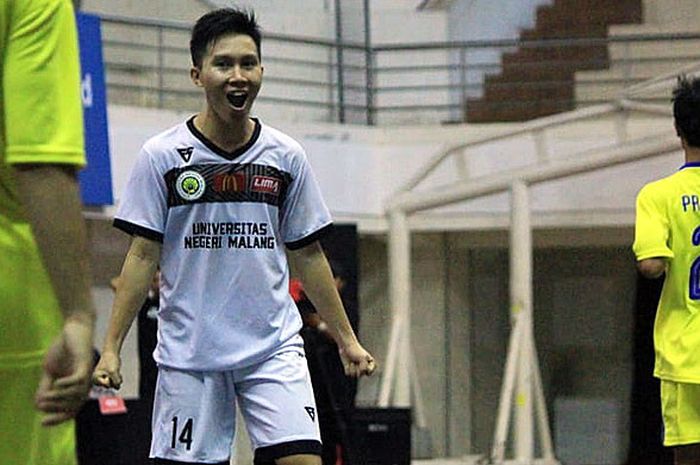 Pemain Universitas Negeri Malang, Muhammad Irsan Fikriansyah, melakukan selebrasi seusai mencetak gol ke gawang Universitas Islam Negeri Maulana Malik Ibrahim dalam laga lanjutan LIMA Futsal: McDonald's East Java Conference - Subconference Malang (EJC Malang) 2018 di GOR Ken Arok, Malang, Rabu (10/10/2018).