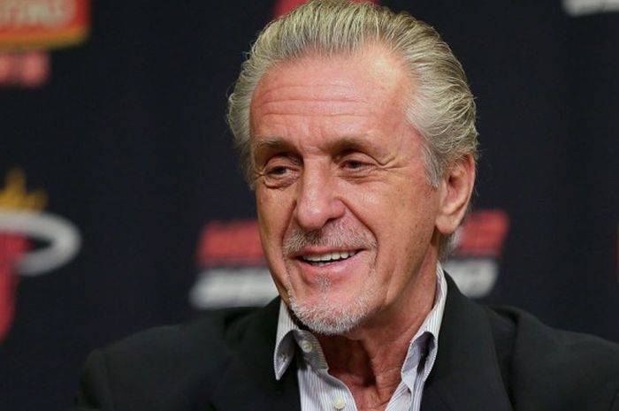 Presiden Miami Heat, Pat Riley, mengumumkan kedatangan Ray Allen ke AmericanAirlines Arena, Miami, Florida, Amerika Serikat, pada 11 Juli 2012.