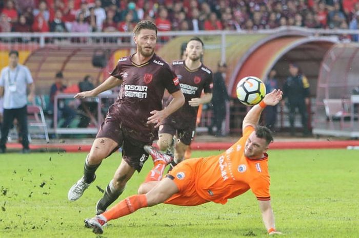 Bek PSM Makassar, Steven Paulle, berduel dengan penyerang Persija Jakarta, Marko Simic, di Stadion Andi Mattalatta, Makassar, Jumat (16/11/2018).