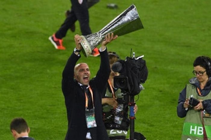 Monchi mengangkat piala setelah Sevilla menjuarai Liga Europa di Stadion St. Jakob, Basel, Swiss pada 18 Mei 2016.