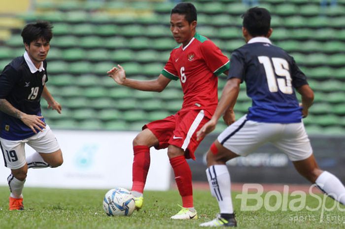 Gelandang timnas U-22 Indonesia, Evan Dimas di antara dua pemain bertahan Kamboja pada laga kelima Grup B SEA Games 2017 di Stadion Shah Alam, Selangor pada Kamis (24/8/2017). 