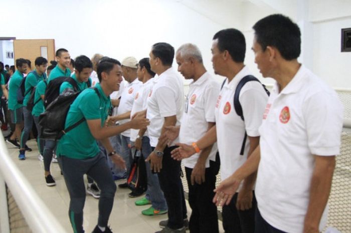 Puluhan legenda timnas Indonesia memberikan dukungan langsung pada skuat Garuda Muda pada laga uji coba kontra timnas U-23 Korea Selatan di Stadion Pakansari, Cibinong, Kabupaten Bogor, Sabtu (23/6/2018) .