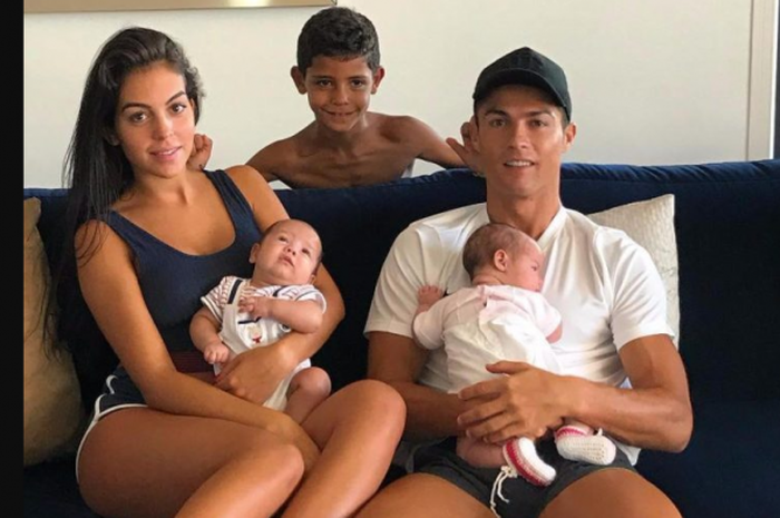   Cristiano Ronaldo bersama sang kekasih Georgina Rodriguez dan ketiga anaknya  