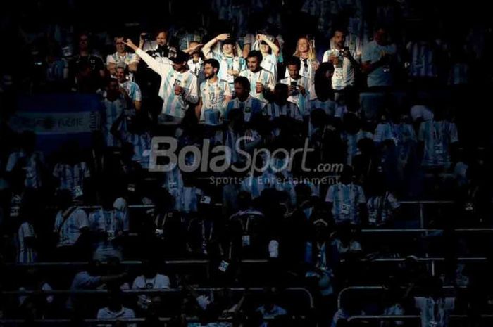 Para fans timnas Argentina saat menyaksikan laga Argentina kontra timnas Nigeria di Stadion Saint Petersburg, Selasa (26/6/2018).  