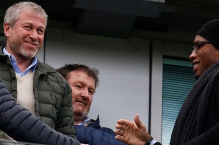 Pemilik Chelsea, Roman Abramovich (kiri), meyaksikan laga Premier League antara Chelsea dan Arsenal di Stadion Stamford Bridge, London, Inggris, pada 4 Februari 2017, bersama Didier Drogba (kanan).