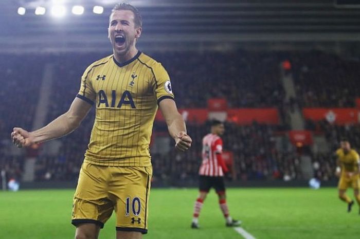 Aksi selebrasi penyerang Tottenham Hotspur, Harry Kane, setelah menjebol gawang Southampton dalam laga Premier League di St. Mary's, Southampton, 28 Desember 2016.