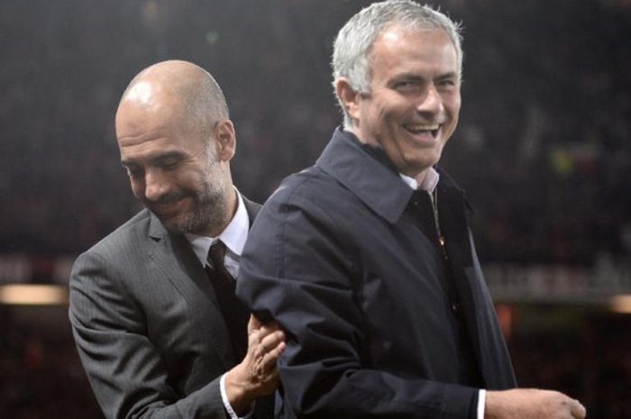 Pep Guardiola (kiri) dan Jose Mourinho bercengkerama di pinggir lapangan dalam duel Manchester United vs Manchester City pada ajang Piala Liga di Old Trafford, Manchester, 26 Oktober 2016. 