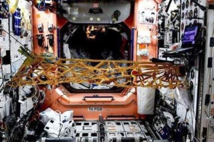 Jaring tenis yang dibuat para astronaut di stasiun luar angkasa.