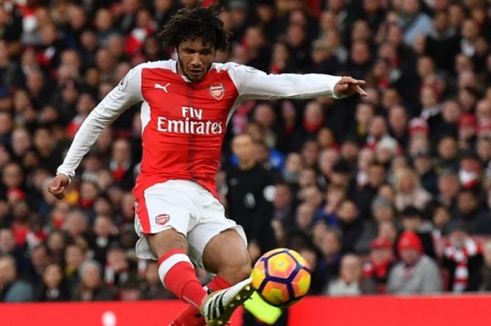 Aksi gelandang Arsenal, Mohamed Elneny, dalam partai Liga Inggris lawan Bournemouth di Stadion Emira