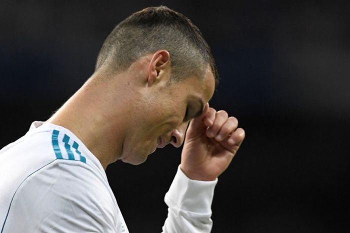 Reaksi megabintang Real Madrid, Cristiano Ronaldo, dalam laga Liga Spanyol kontra Las Palmas di Stadion Santiago Bernabeu, Madrid, pada 5 November 2017.