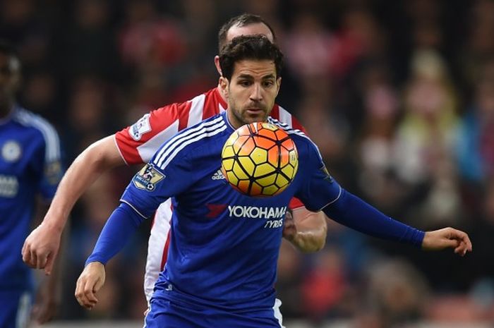 Cesc Fabregas, tengah mendapat 