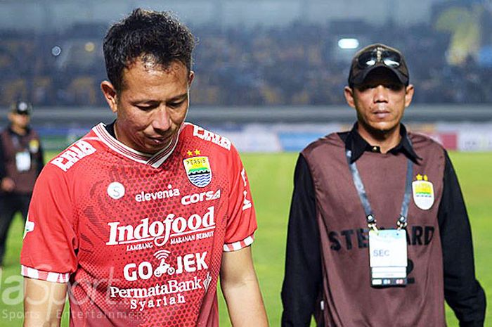  Ekspresi kecewa kiper Persib Bandung, I Made Wirawan (kiri), usai timnya ditahan imbang PS Tira dalam laga perdana Liga 1 2018 di di Stadion Gelora Bandung Lautan Api, Senin (26/3/2018). 