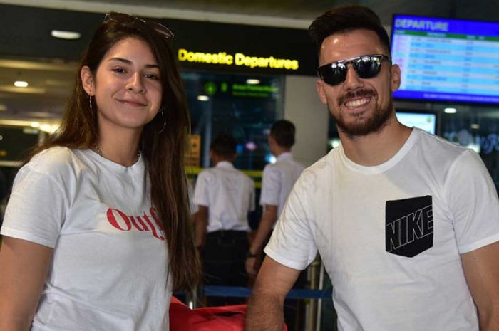 Jonatan Bauman bersama istrinya, Natalia. Striker asal Argentina ini belum mendapat kepastian tentang kelanjutan kontrak di Persib Bandung.