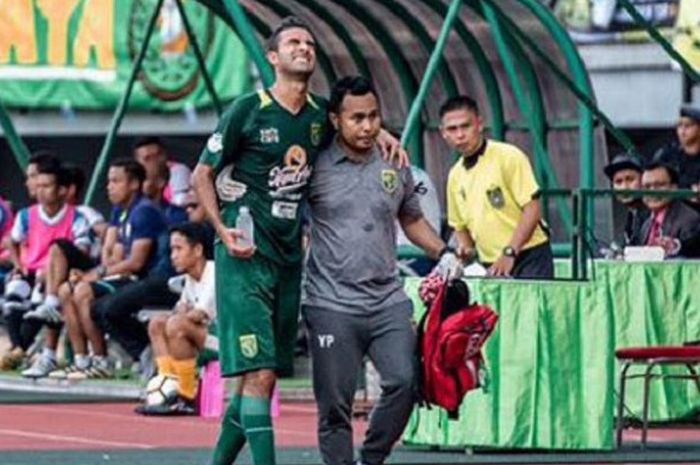  Otavio Dutra mengalami cedera pada laga Persebaya melawan Barito Putera, Minggu (8/4/2018) 