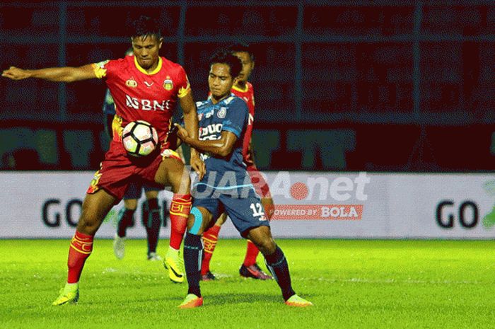 Pemain Bhayangkara FC, Jajang Mulyana  saat laga melawan Arema FC dengan skor akhir 2-0 dalam lanjutan Gojek Traveloka Liga 1 di Stadion Kanjuruhan Malang, Jawa Timur (23/04/2017).