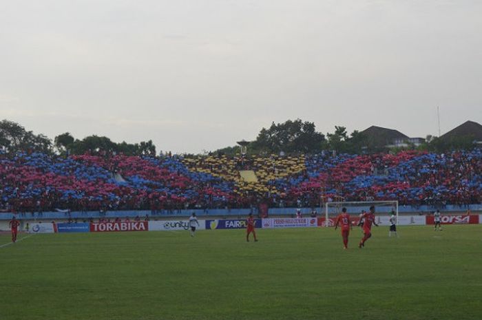  Koreografi Pasoepati tribune utara saat Persis Solo menjamu Cilegon United di Stadion Manahan, Solo