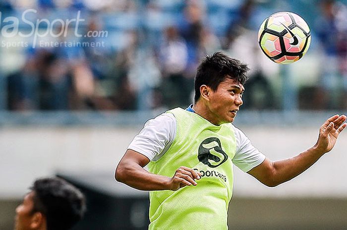 Aksi pemain belakang Persib Bandung, Achmad Jufriyanto, saat melakukan pemanasan menjelang laga melawan Sriwijaya FC dalam partai pembuka Piala Presiden 2018 di Stadion Gelora Bandung Lautan Api, Kota Bandung, Selasa (16/1/2018)