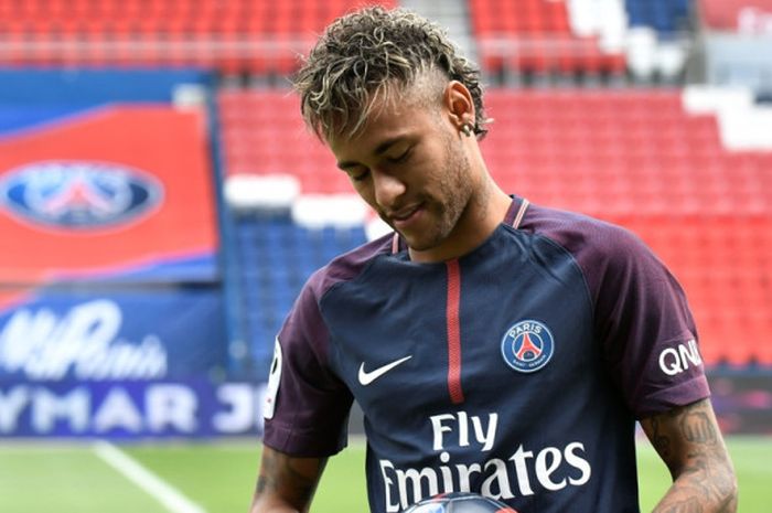 Striker Paris Saint-Germain, Neymar, berpose dengan bola di Parc des Princes Stadium, Paris, Prancis, pada 4 Agustus 2017.