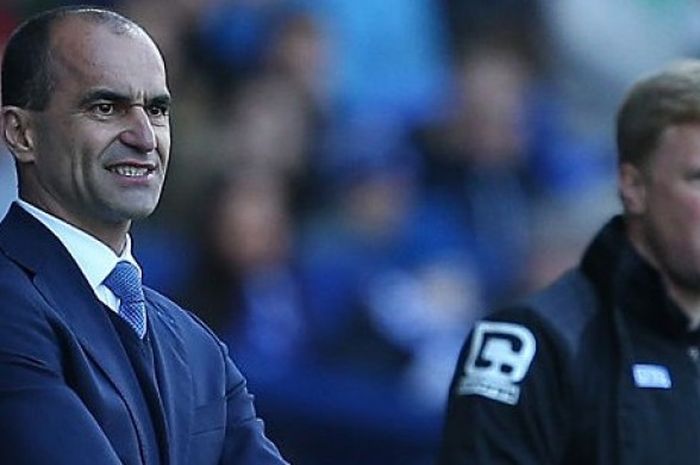 Ekspresi pelatih Everton, Roberto Martinez (kiri), saat menyaksikan timnya menghadapi AFC Bournemouth pada lanjutan Premier League pekan ke-36 di Goodison Park, Sabtu (31/4/2016).