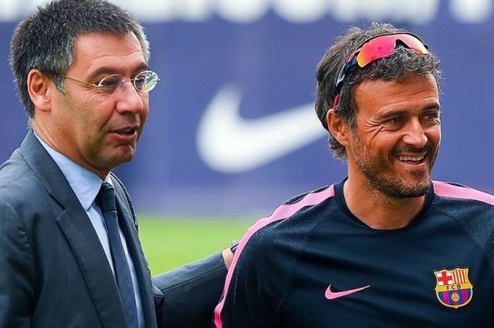 Presiden Barcelona, Josep Maria Bartomeu (kiri), bersama pelatih Luis Enrique pada sesi latihan di Ciutat Esportiva de Sant Joan Despi, 25 Juli 2014.