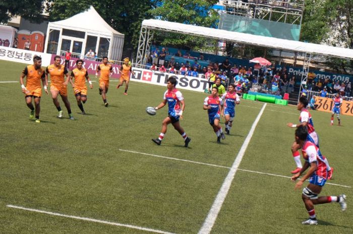 Suasana laga rugby 7's Asian Games 2018 antara timnas putra Indonesia dan Malaysia di Lapangan Rugby Gelora Bung Karno, Jumat (31/8/2018).