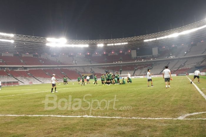 Kondisi permukaan lapangan Stadion Utama Gelora Bung Karno (SUGBK), pada Senin (12/11/2018).