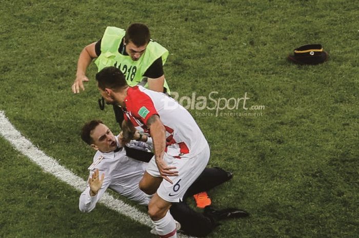 Bek timnas Kroasia, Dejan Lovren, membanting seorang penyusup saat laga final Piala Dunia 2018 berak