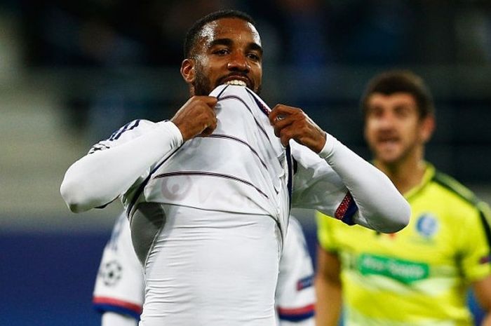 Reaksi striker Olympique Lyonnais, Alexandre Lacazette, setelah gagal mencetak gol melalui tendangan penalti di menit-menit akhir menghadapi Gent dalam lanjutan Grup H Liga Champions 2015-2016 di Ghelamco Arena, Gent, Belgia, pada 16 September 2015.