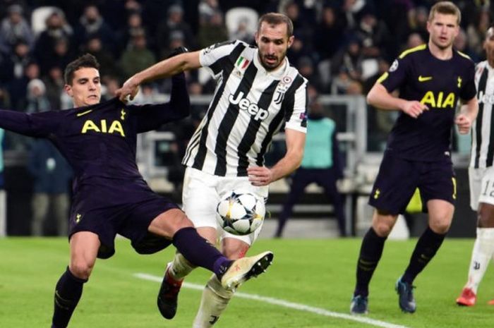  Pemain Tottenham Hotspur Erik Lamela (kiri) berduel dengan Giorgio Chiellini dari Juventus dalam partai Liga Champions di Stadion Allianz Turin, 13 Februari 2018. 