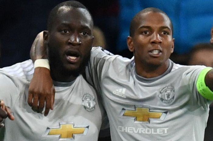  Ashley Young (kanan) saat merayakan gol Romelu Lukaku untuk Manchester United ke gawang CSKA Moskva pada duel Liga Champions di Moskwa, Rusia, 27 September 2017. 