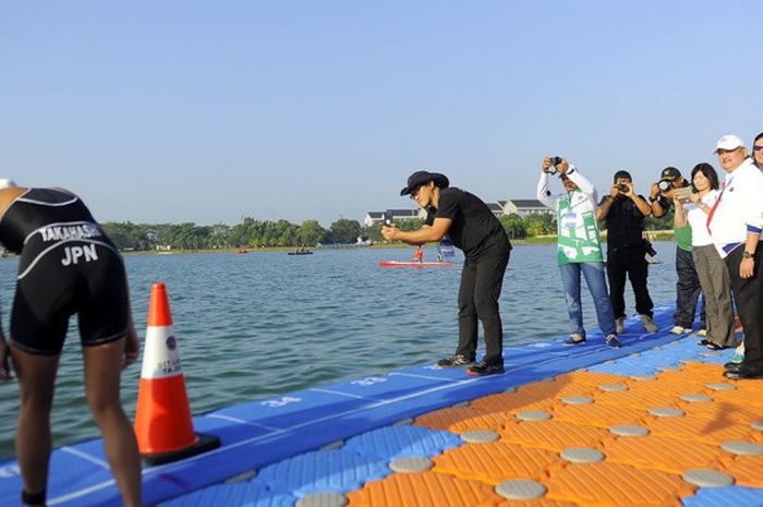 Gubernur Sumsel Alex Noerdin dan Presiden ITU Marisol Casado melepas atlet  putri triathlon untuk kelas elite, di danau Jakabaring, Palembang, Jumat (21/7/2017)