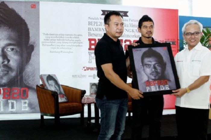 Editor buku Bepe20: PRIDE, Yudie Oktav (kiri) Legenda sepakbola Indonesia, Bambang Pamungkas (tengah) secara simbolis meluncuran buku BEPE20:PRIDE di Toko Buku Gramedia Matraman, Jakarta, Selasa (24/6/2014) Bambang Pamungkas kembali meluncurkan buku. Berjudul Bepe20: PRIDE, buku tersebut menceritakan tentang keberagaman yang dimulai dari sepakbola.
