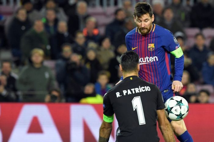 Kiper Sporting CP, Rui Patricio, bersiap menahan tendangan megabintang FC Barcelona, Lionel Messi, dalam laga Grup D Liga Champions di Stadion Camp Nou, Barcelona, Spanyol, pada 5 Desember 2017.
