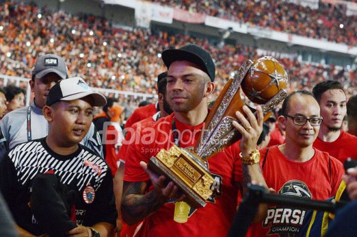 Pemain Persija Jakarta, Ivan Carlos, dan rekan-rekannya merayakan kemenangan tim di final Piala Presiden 2018 atas Bali United di Stadion Utama GBK pada Sabtu (17/2/2018).