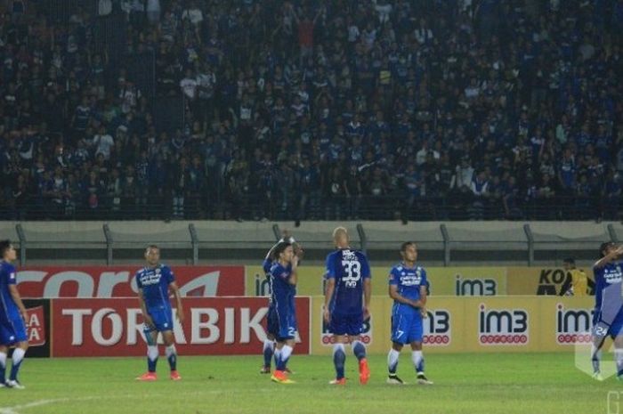 Para pemain Persib seusai ditahan Madura United di Stadion Si Jalak Harupat, Kabupaten Bandung, Sabtu (28/5/2016). 