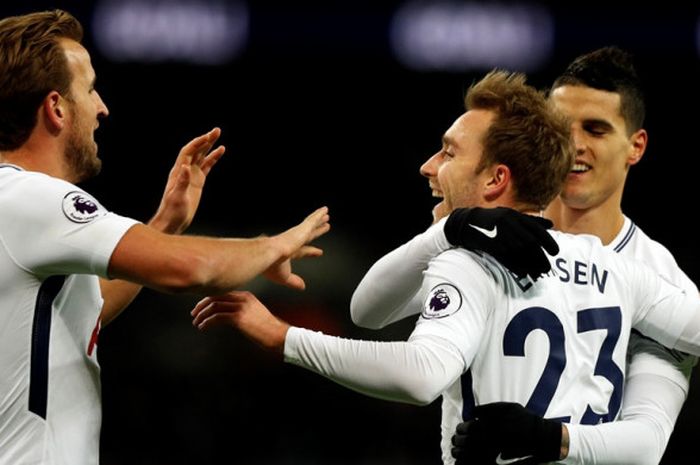 Christian Eriksen (23) merayakan gol Tottenham Hotspur ke gawang Stoke City pada partai Liga Inggris di Stadion Wembley, Sabtu (9/12/2017) dini hari WIB.