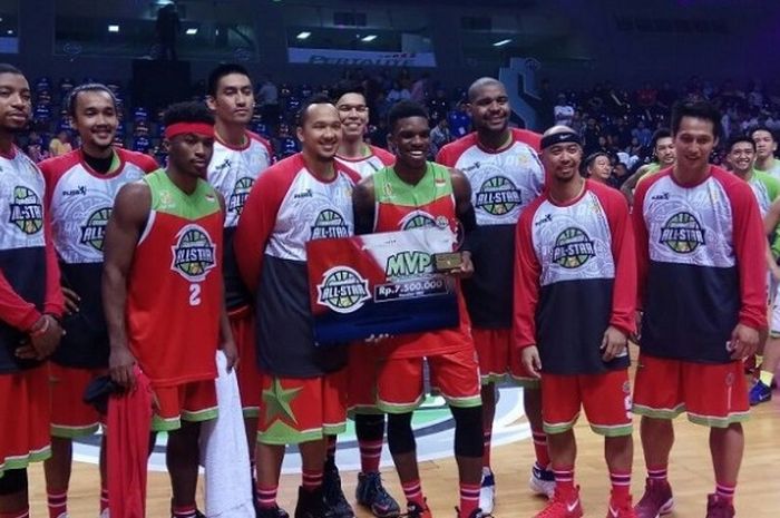 Divisi Merah berpose setelah meraih kemenangan pada laga IBL Pertalite All-Star di BritAma Arena, Jakarta, Minggu (5/3/2017).