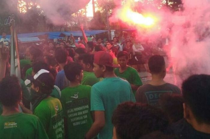 Aksi suporter PSMS yang berorasi di luar Stadion Teladan, Medan, Minggu (17/7/2016).