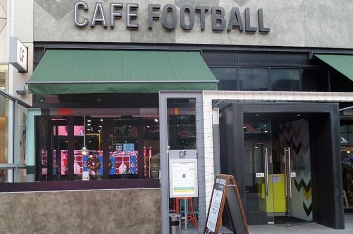 Cafe Football menjadi usaha kuliner pertama Gary Nevilla dan Ryan Giggs, dibuka di Stratford pada akhir 2013. 