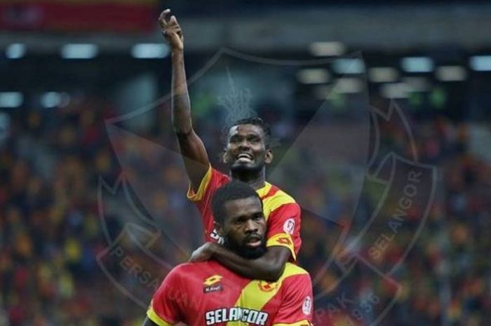 Dua pemain Selangor FA, S Veenod (atas) dan Patrick Wleh merayakan gol di Stadion Shah Alam. Selango