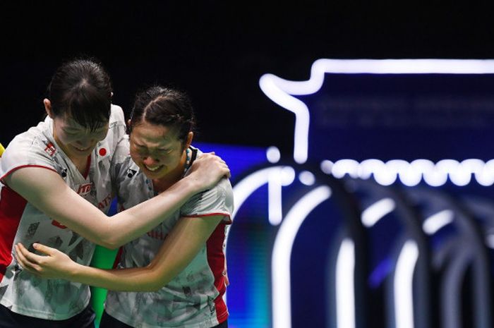 Pasangan ganda putri Jepang, Mayu Matsumoto/Wakana Nagahara, berpelukan setelah memastikan diri menjadi juara dunia 2018 di Nanjing Olympic Sports Centre, Nanjing, China, Minggu (5/8/2018).