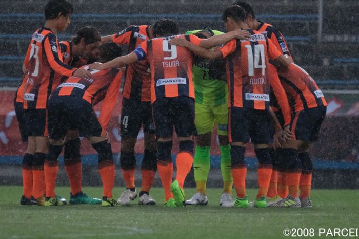 Para pemain AC Nagano Parceiro saat bertanding melawan YSCC di Stadion Nipatsu Misasawa Stadium, Sabut (23/6/2018).