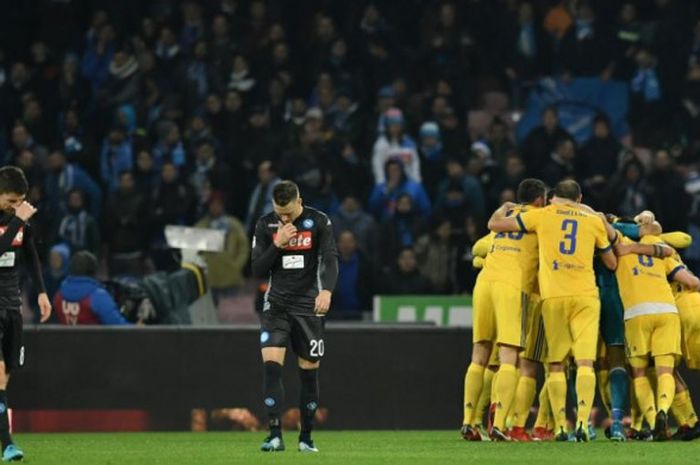 Para pemain Juventus (kuning) merayakan kemenangan mereka atas Napoli dalam partai Liga Italia di Stadion San Paolo, Naples, 1 Desember 2017.