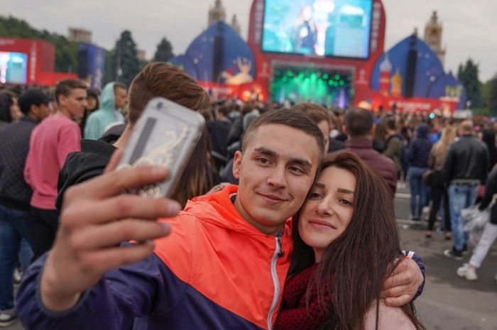   Kegembiraan fans merayakan pembukaan FIFA Fan Fest di Moskwa, Rusia, Minggu (10/6/2018).  