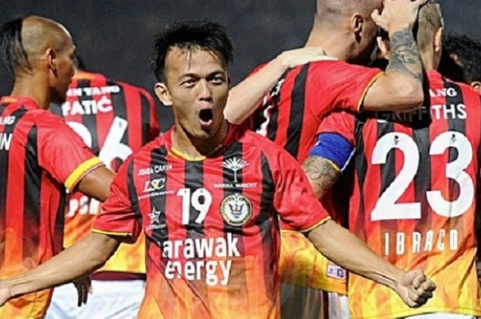 Gelandang Joseph Kalang Tie saat masih berseragam Sarawak FA. 