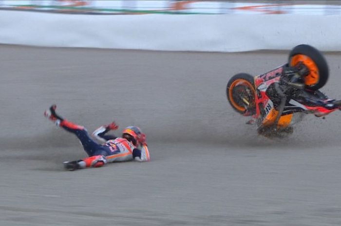 Momen saat Marc Marquez mengalami crash dalam sesi kualifikasi MotoGP Valencia 2018, Sabtu (17/11/2018).