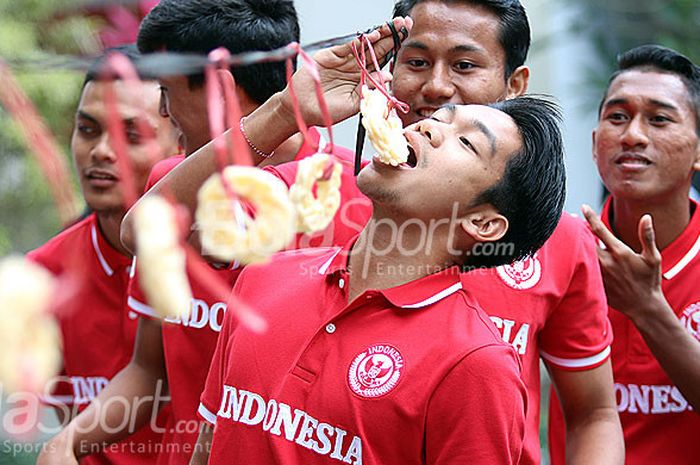  TimnasU-19 Indonesia merayakan Kemerdekaan Republik Indonesia bersama karyawan Hotel UNY, pada Jumat (17/8/2018), dengan melaksanakan berbagai lomba, salah satunya lomba makan kerupuk.