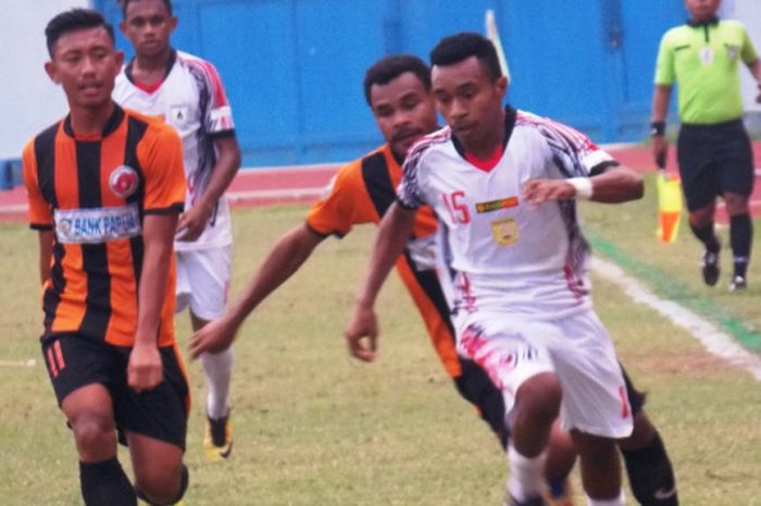 Pemain andalan Persipura U-19 Todd Rivaldo Albert Ferre (15) dikawal pemain Perseru U-19.