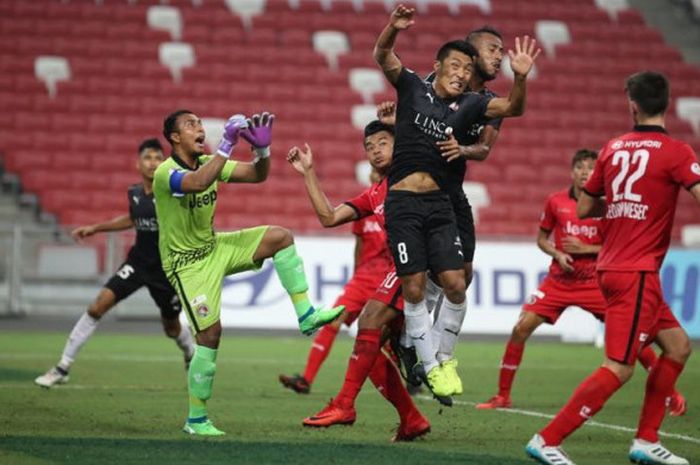 Teriakan kiper Balestier Khalsa, Zaiful Nizam (kiri) melihat penyerang Home United, Song Ui-young melompat pada laga Liga Singapura 2018 di Stadion Nasional Singapura, 19 Mei 2018. 