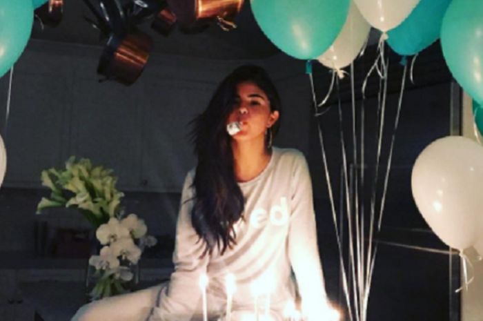Selena gomez saat merayakan ulang tahunnya ke-25